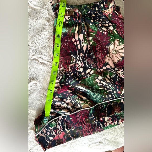 Rachel Zoe 2 Pajama Shorts Pockets Size Medium Front tie Elastic Waistband Back - Picture 8 of 9